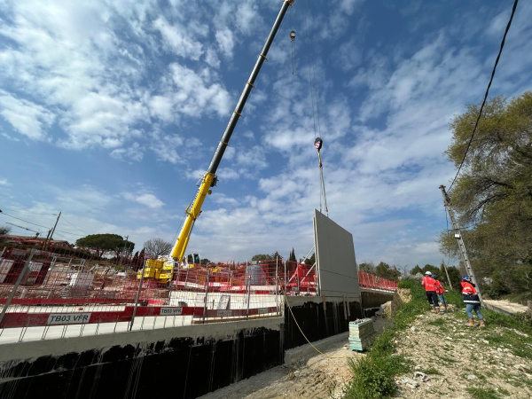 pose des prémurs sur le chantier du Centre Technique du Cycle de l’Eau