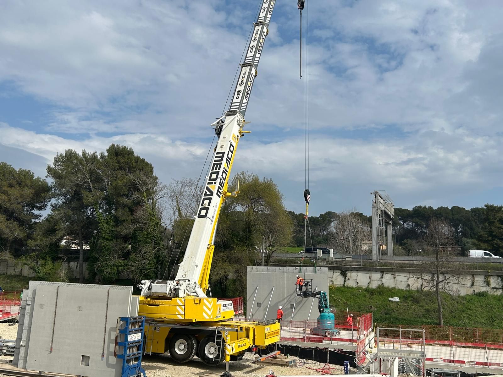 pose des prémurs sur le chantier du Centre Technique du Cycle de l’Eau