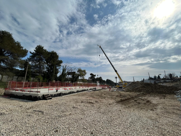 pose des prémurs sur le chantier du Centre Technique du Cycle de l’Eau