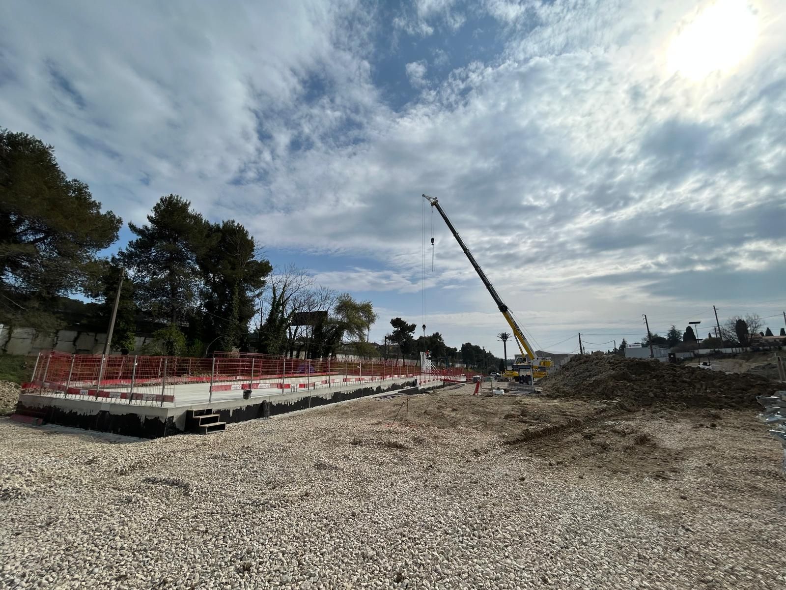 pose des prémurs sur le chantier du Centre Technique du Cycle de l’Eau