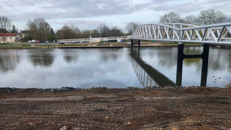 Réalisation d’une passerelle piétonne et cyclable à La Suze‑sur‑Sarthe